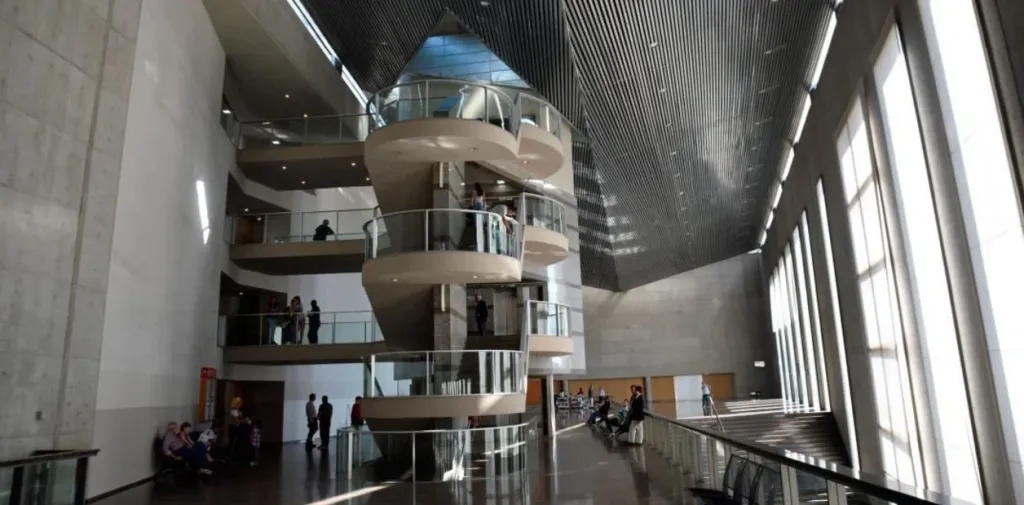 Imagen caso: Abusado por sus compañeros de taller cuatro mecanicos condenados y un municipio debe pagar  14 millones.webp 